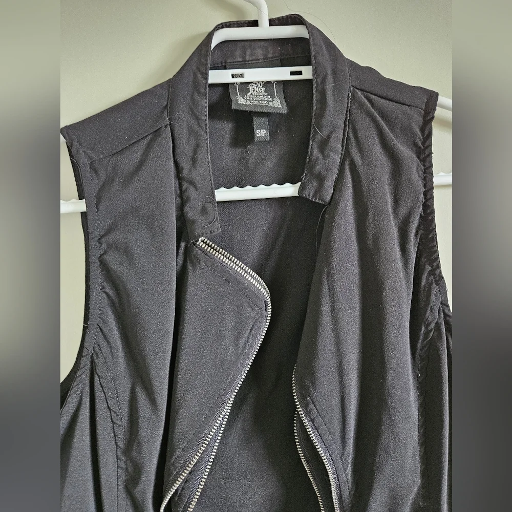Sleevless jacket - Picture 2 of 2